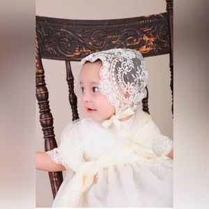 Bonnet Set
Little Things Mean a Lot Baby size 3 month new without tags